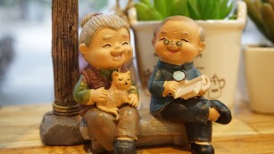 uśmiechnięci dziadkowie na ławce